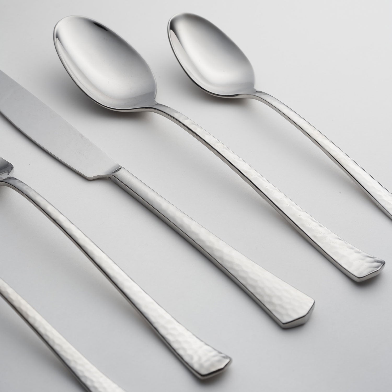 Reagan Mirror Hammered 20 Piece Flatware Set